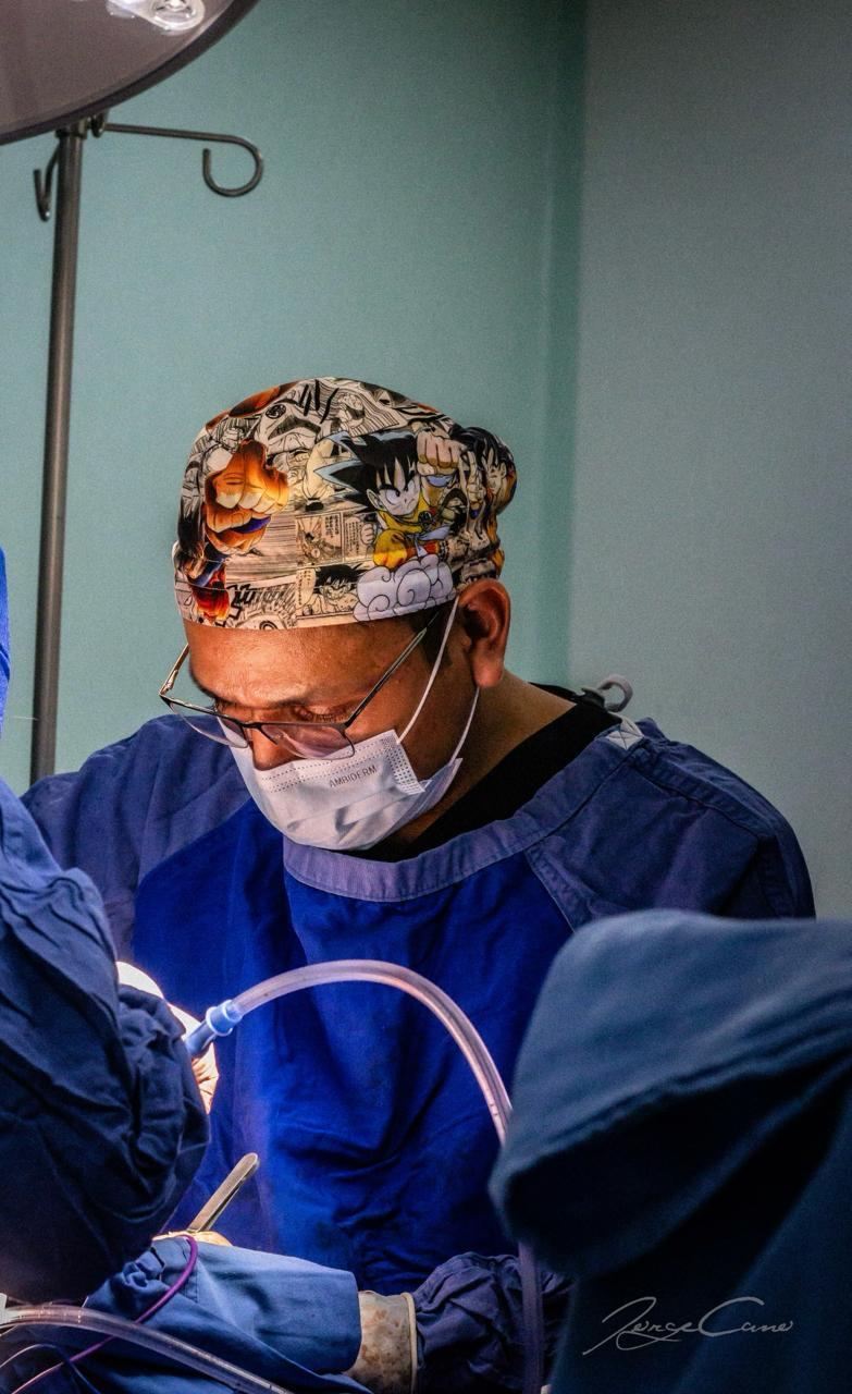 Dr. Aldo Olvera Casas, cirujano oncólogo, durante un procedimiento en Querétaro