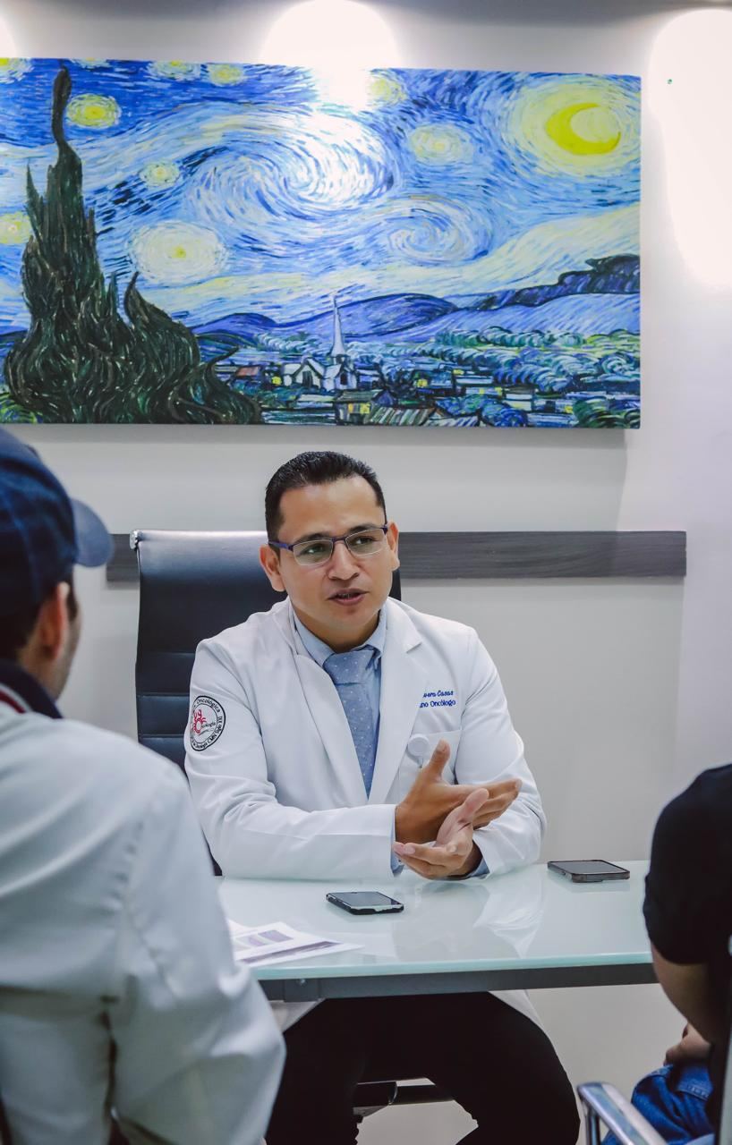 Dr. Aldo Olvera Casas, especialista en oncología, revisando estudios en una consulta de segunda opinión oncológica en Querétaro