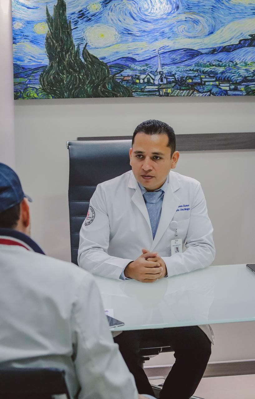 Dr. Aldo Olvera Casas, cirujano oncólogo, durante un procedimiento en Querétaro