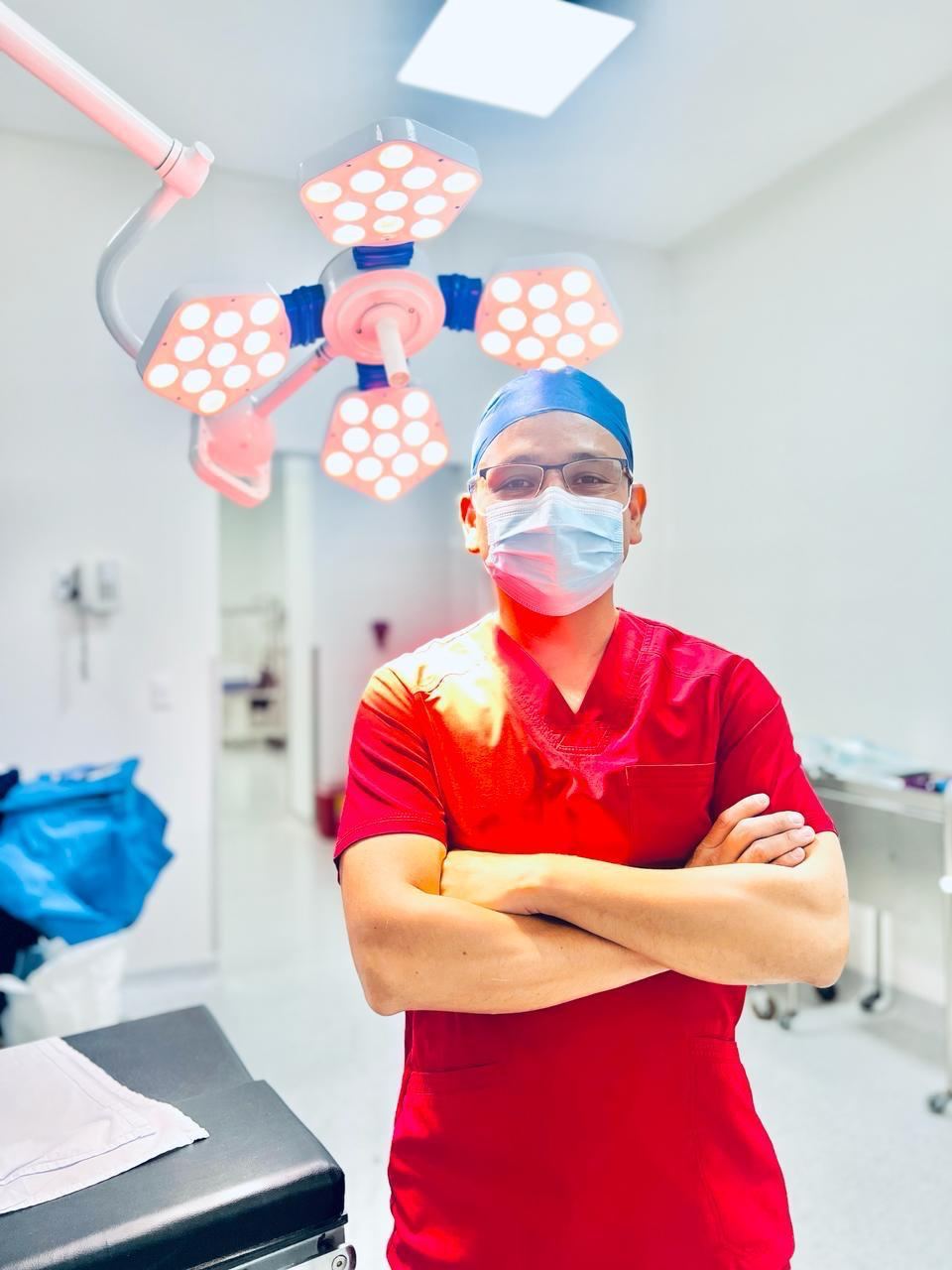 Dr. Aldo Olvera Casas, cirujano oncólogo, en quirófano